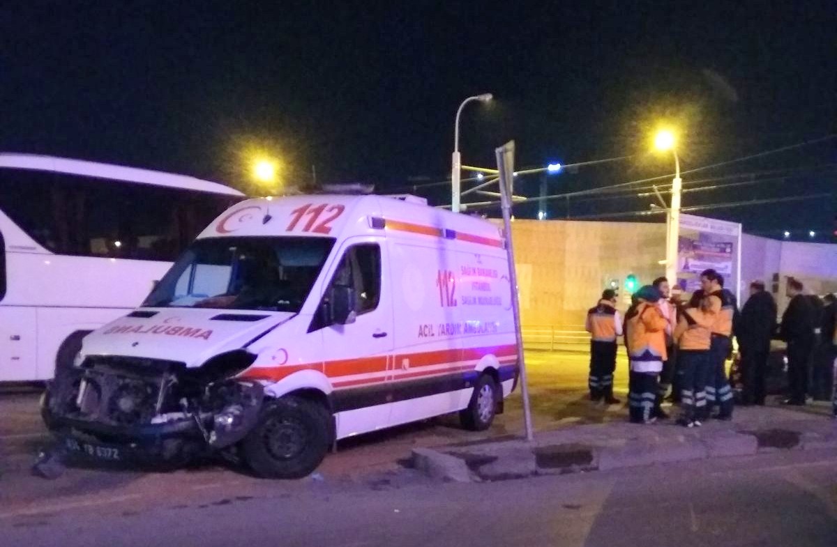 Ambulansla hususi araç kafa kafaya çarpıştı 1 kişi yaralı