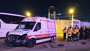 Ambulansla hususi araç kafa kafaya çarpıştı 1 kişi yaralı