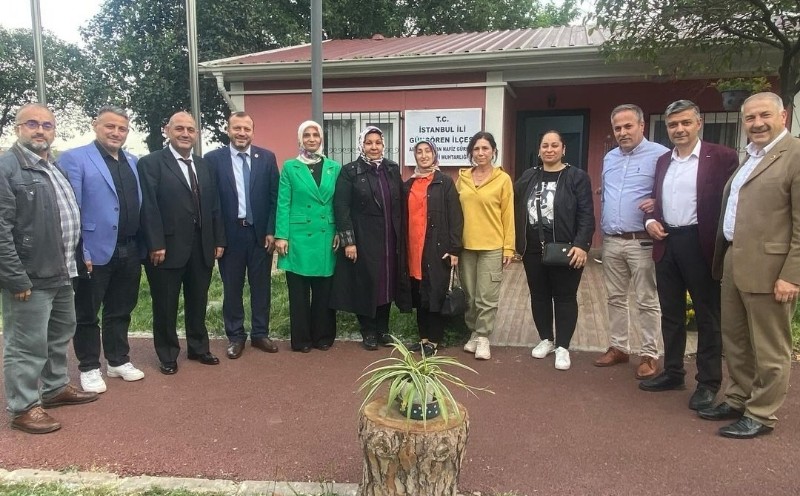 Güngören muhtarları baba acısı yaşayan Muhtar Özlem Söğüt'e taziyede bulundular