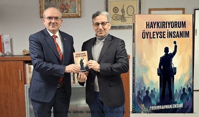 Eğitimci Yazar Abdurrahman Ensari'den Başkan Mustafa Akbaba, Haykırıyorum, Öyleyse İnsanım Kitabını Teslim aldı
