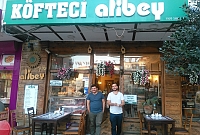 Alibey Köfte Restaurant tecrübeli komi alınacak diyorsun değil mi fiyat soruyor fiyat yazmıyorsun şuraya